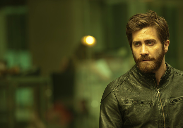 Adegan film Enemy dengan Jake Gyllenhaal, suasana tegang dan penuh misteri